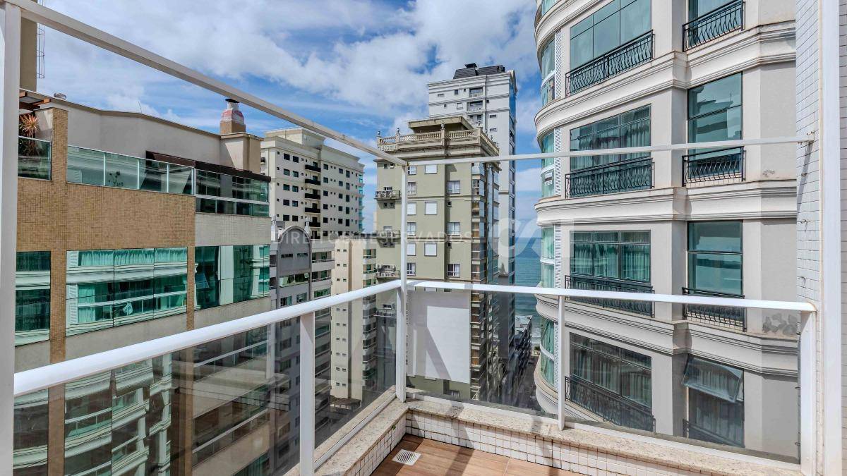 Cobertura com 4 suítes no Edificio Splendore Del Mare na Meia Praia em Itapema