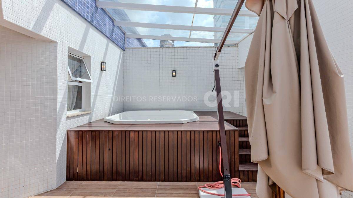 Cobertura com 4 suítes no Edificio Splendore Del Mare na Meia Praia em Itapema