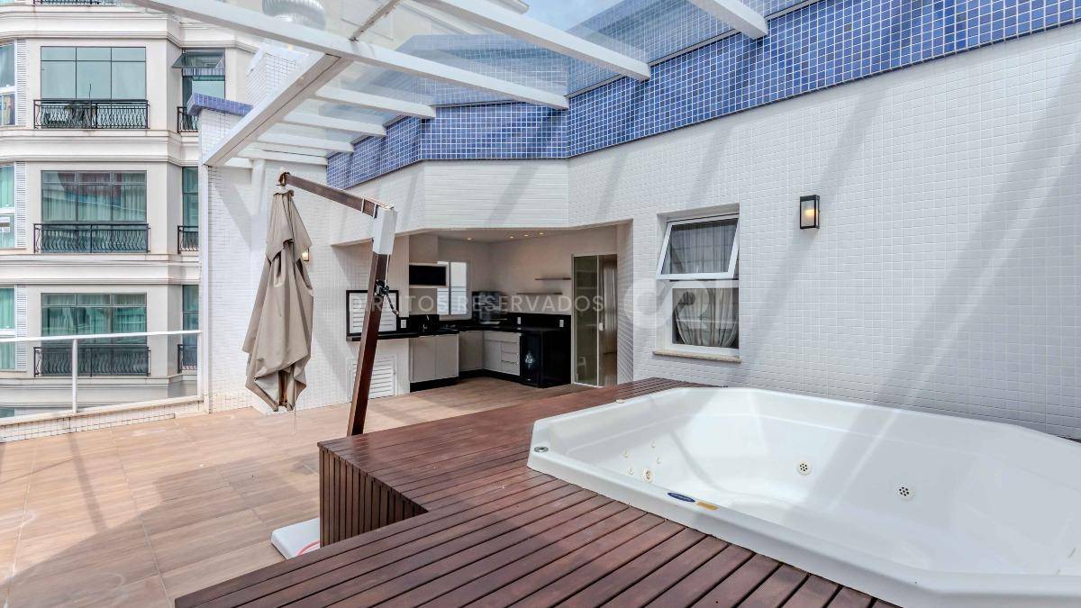 Cobertura com 4 suítes no Edificio Splendore Del Mare na Meia Praia em Itapema