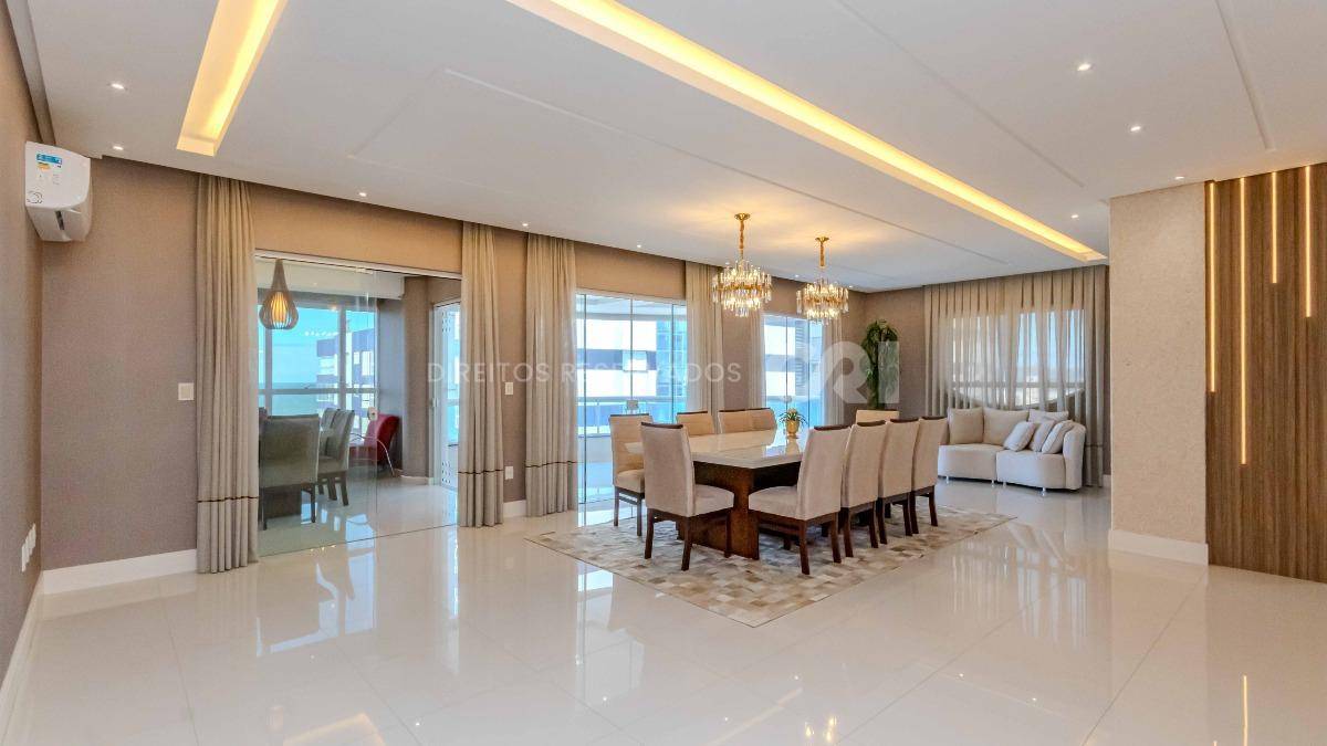 Apartamento com 4 suítes no edifício Mount Everest na Meia Praia em Itapema