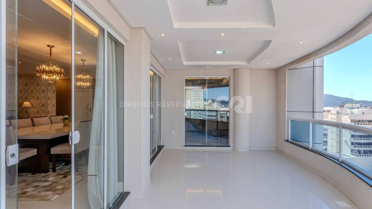 Apartamento com 4 suítes no edifício Mount Everest na Meia Praia em Itapema