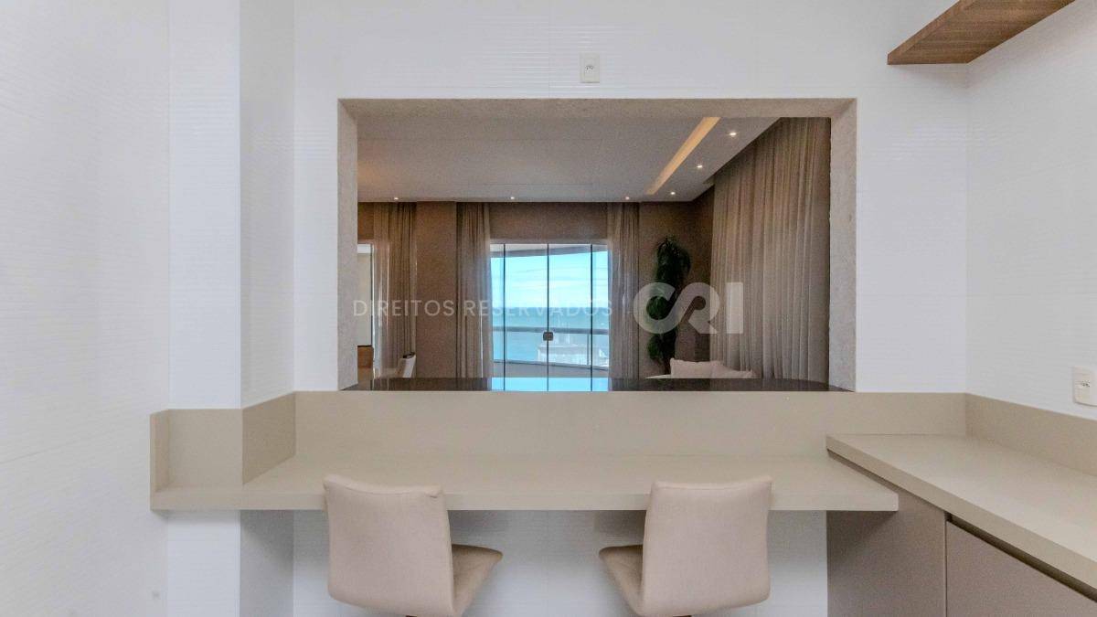 Apartamento com 4 suítes no edifício Mount Everest na Meia Praia em Itapema