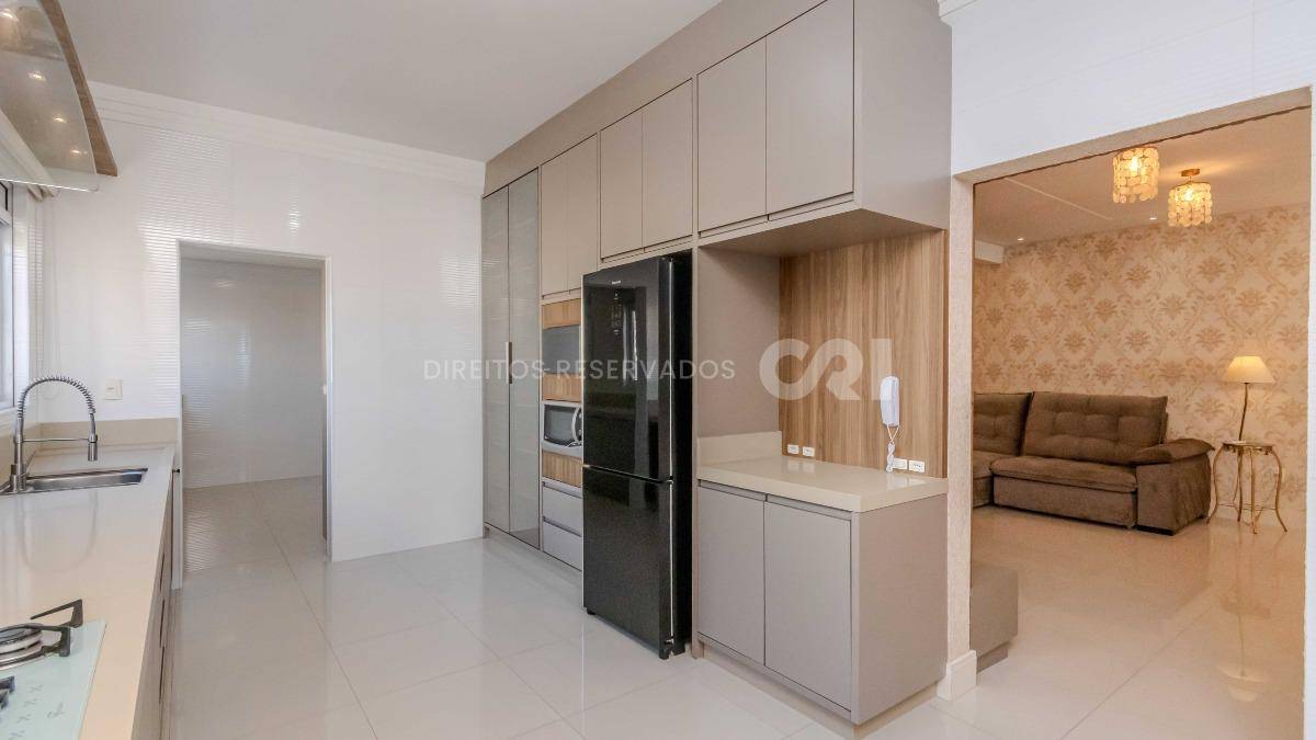 Apartamento com 4 suítes no edifício Mount Everest na Meia Praia em Itapema