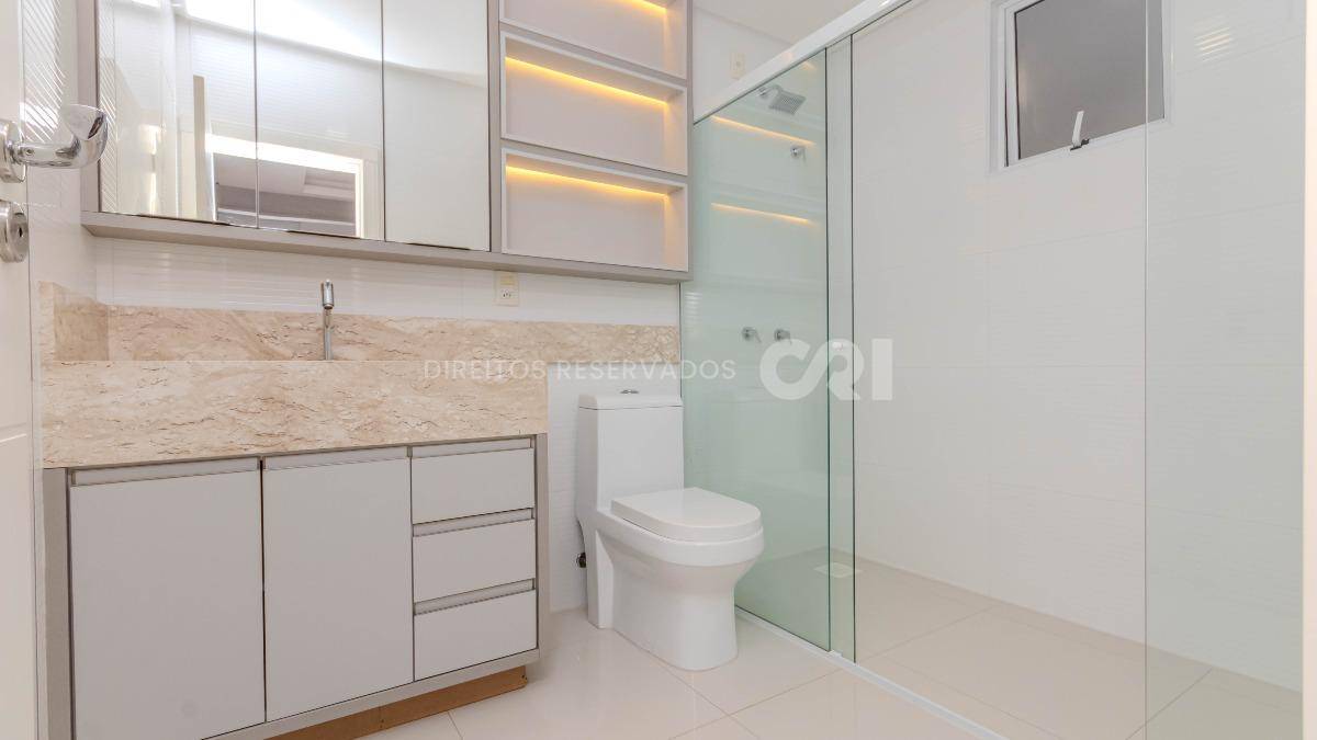 Apartamento com 4 suítes no edifício Mount Everest na Meia Praia em Itapema