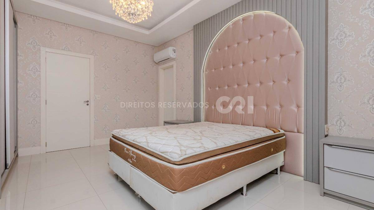 Apartamento com 4 suítes no edifício Mount Everest na Meia Praia em Itapema