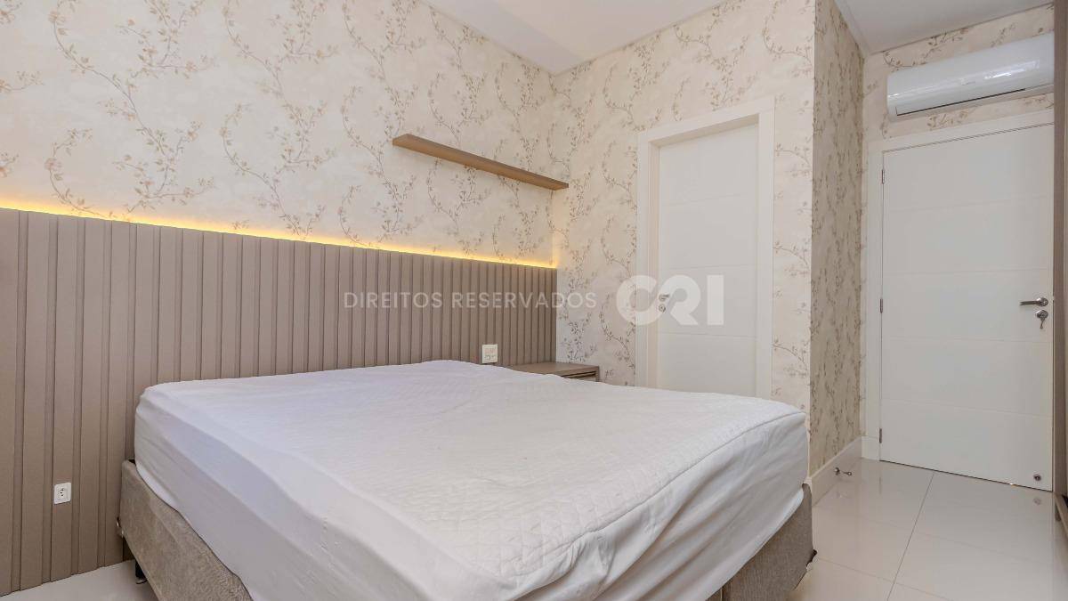 Apartamento com 4 suítes no edifício Mount Everest na Meia Praia em Itapema