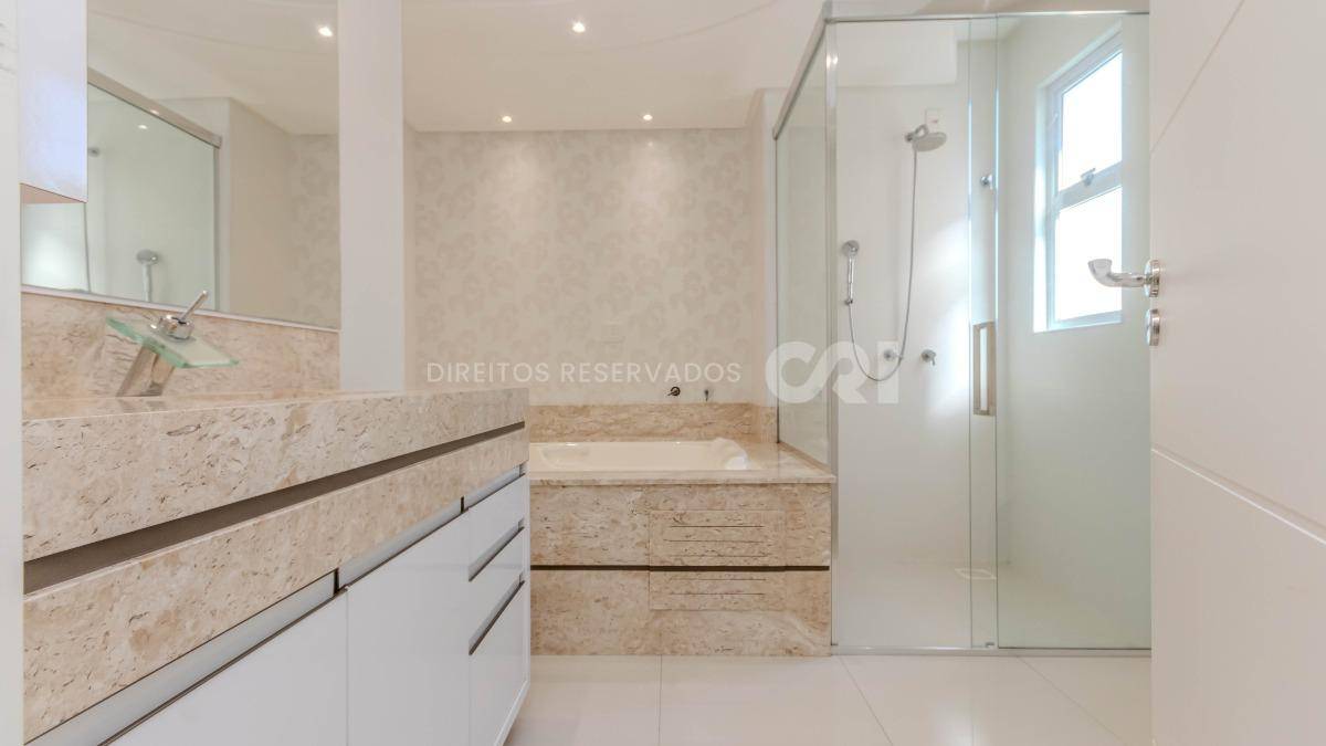 Apartamento com 4 suítes no edifício Mount Everest na Meia Praia em Itapema