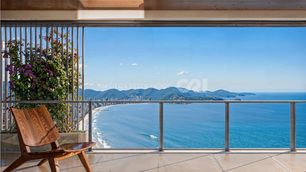 Apartamento com 4 suítes no Edifício Vitreo 271 na Meia Praia em Itapema