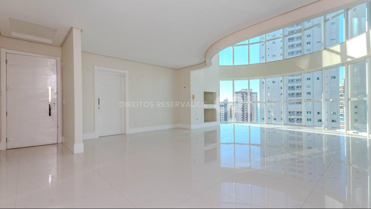 Apartamento duplex com 4 suítes no Edifício Le Majestic no Centro de Balneário Camboriú