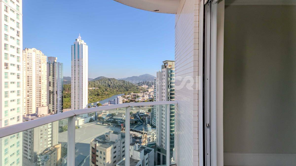 Apartamento duplex com 4 suítes no Edifício Le Majestic no Centro de Balneário Camboriú
