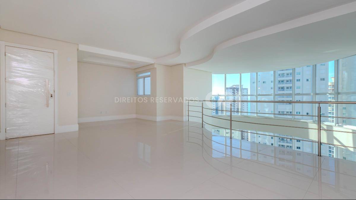 Apartamento duplex com 4 suítes no Edifício Le Majestic no Centro de Balneário Camboriú