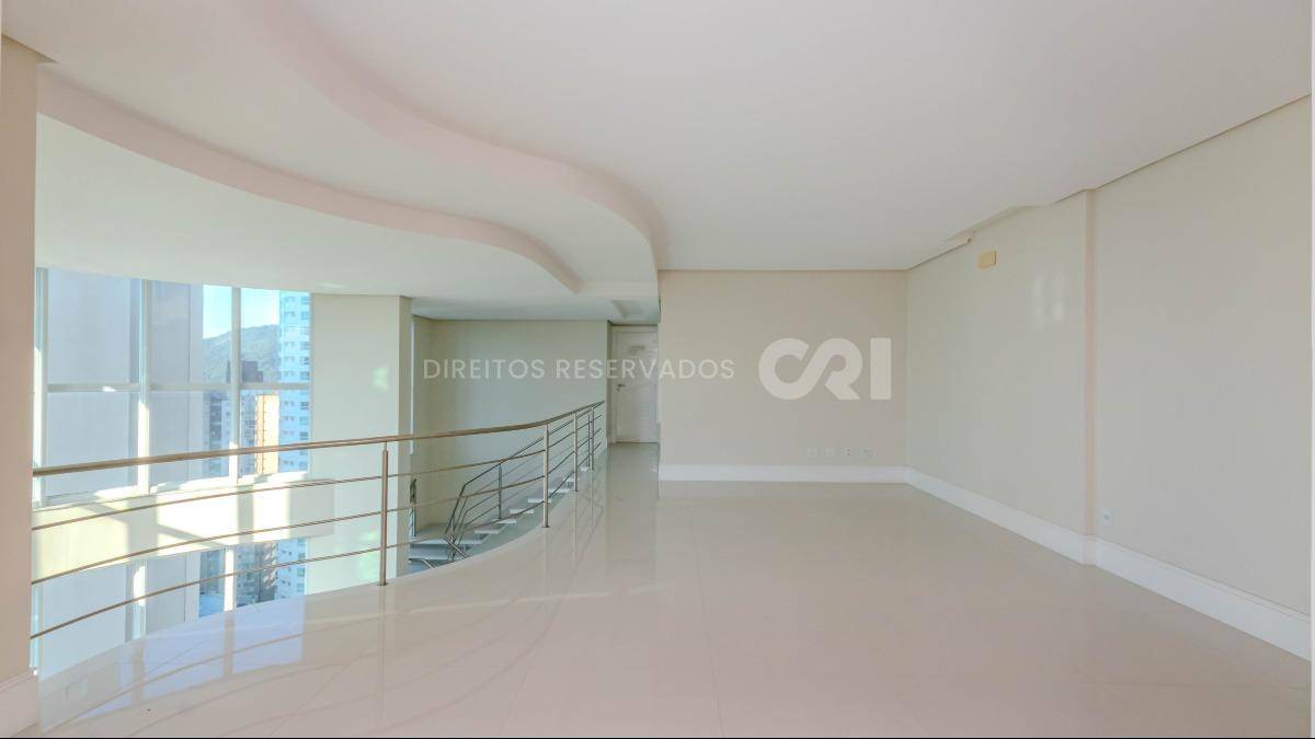 Apartamento duplex com 4 suítes no Edifício Le Majestic no Centro de Balneário Camboriú
