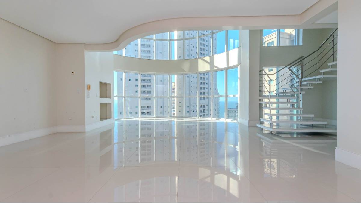 Apartamento duplex com 4 suítes no Edifício Le Majestic no Centro de Balneário Camboriú