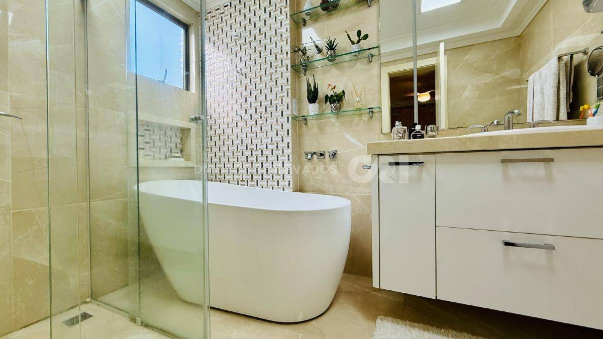 Apartamento Frente Mar com 3 Suítes no Edifício Arc de Triomphe no Pioneiros em Balneário Camboriú