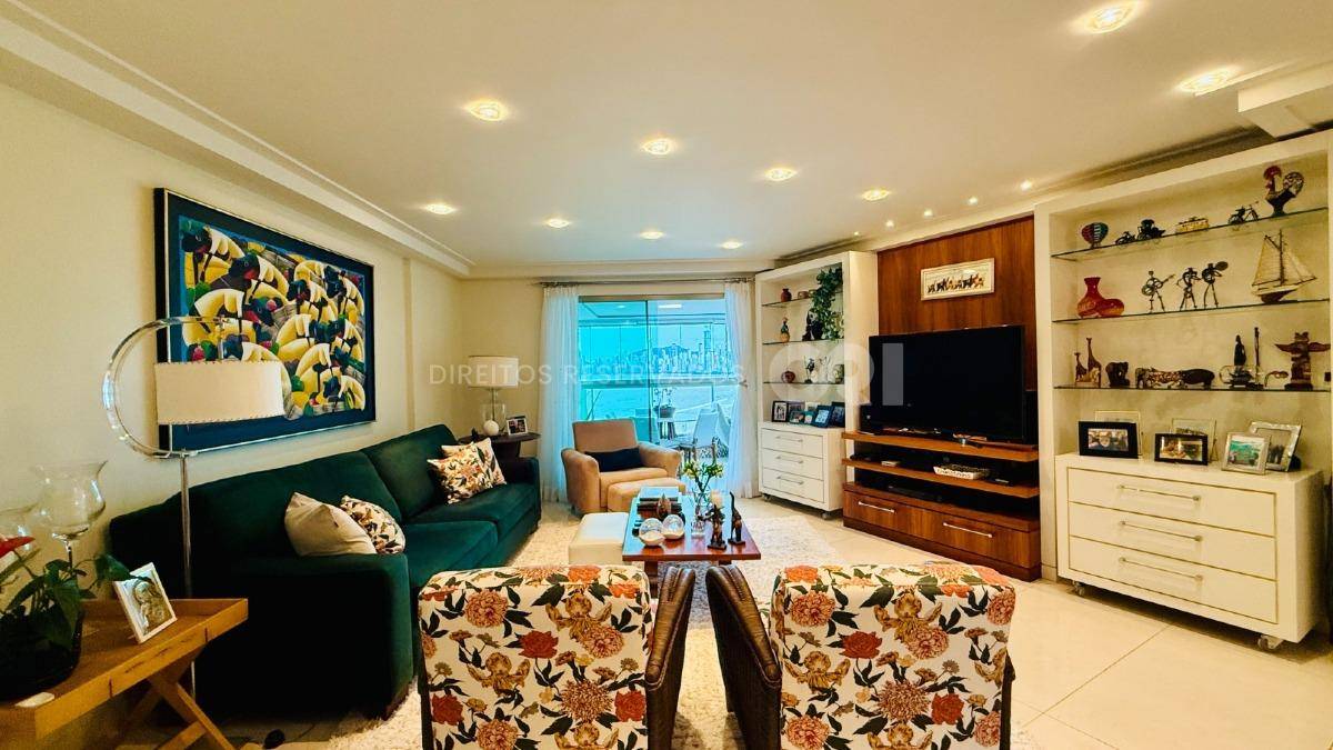 Apartamento Frente Mar com 3 Suítes no Edifício Arc de Triomphe no Pioneiros em Balneário Camboriú