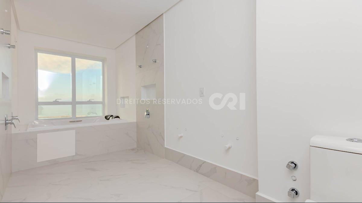 Apartamento com 4 suítes no Edifício Magnólia no Canto da Praia em Itapema