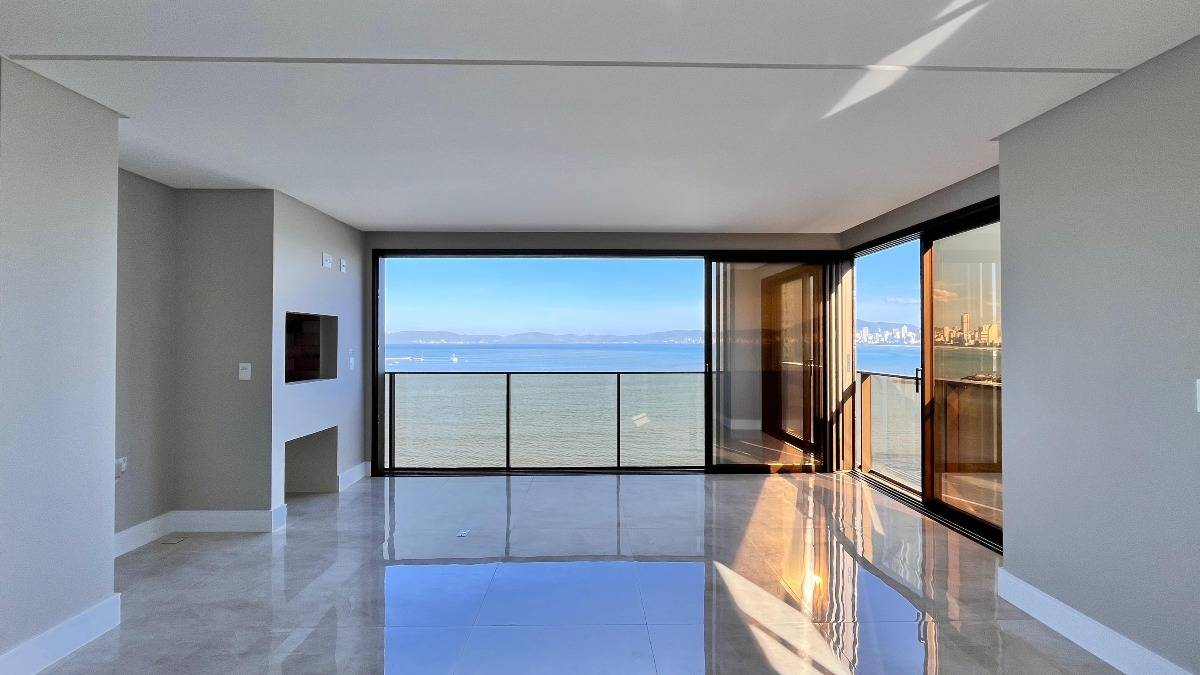 Apartamento com 4 Suítes no Residencial George VI no Canto da Praia em Itapema