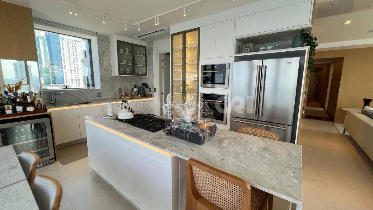 Apartamento com 3 suítes no Edifício Copenhagen na Barra Sul em Balneário Camboriú