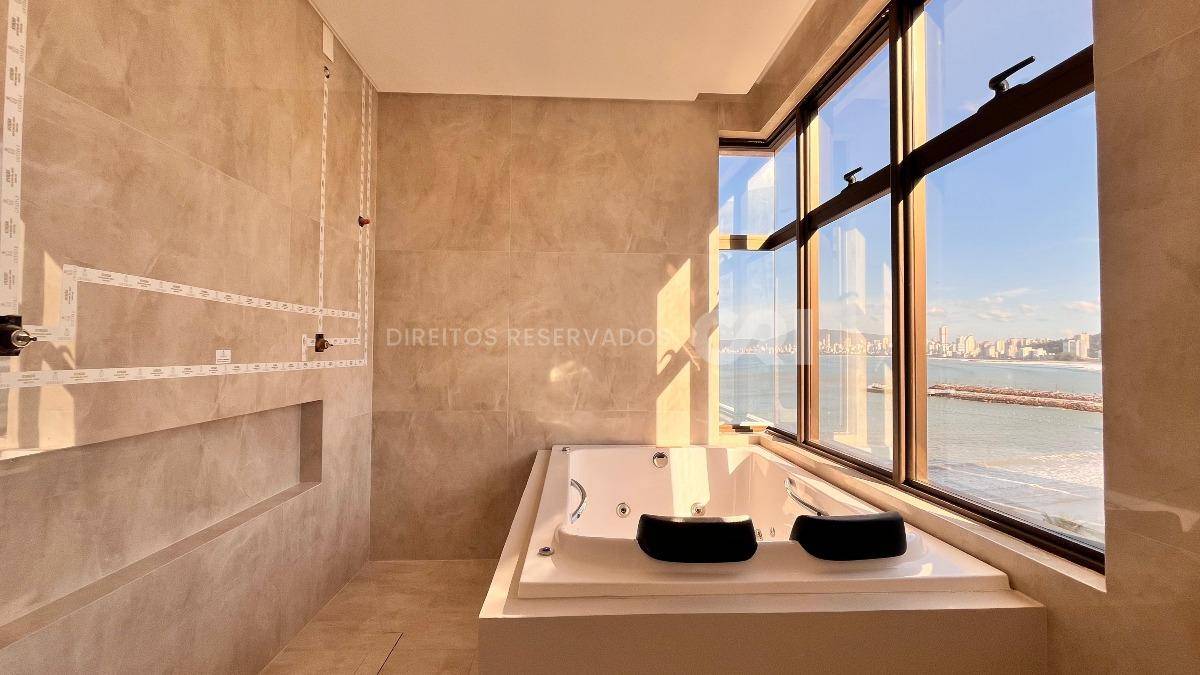 Apartamento com 4 Suítes no Residencial George VI no Canto da Praia em Itapema