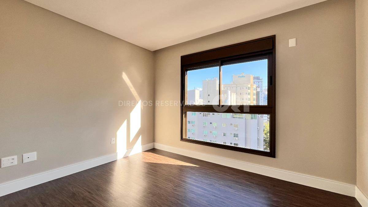 Apartamento com 4 Suítes no Residencial George VI no Canto da Praia em Itapema