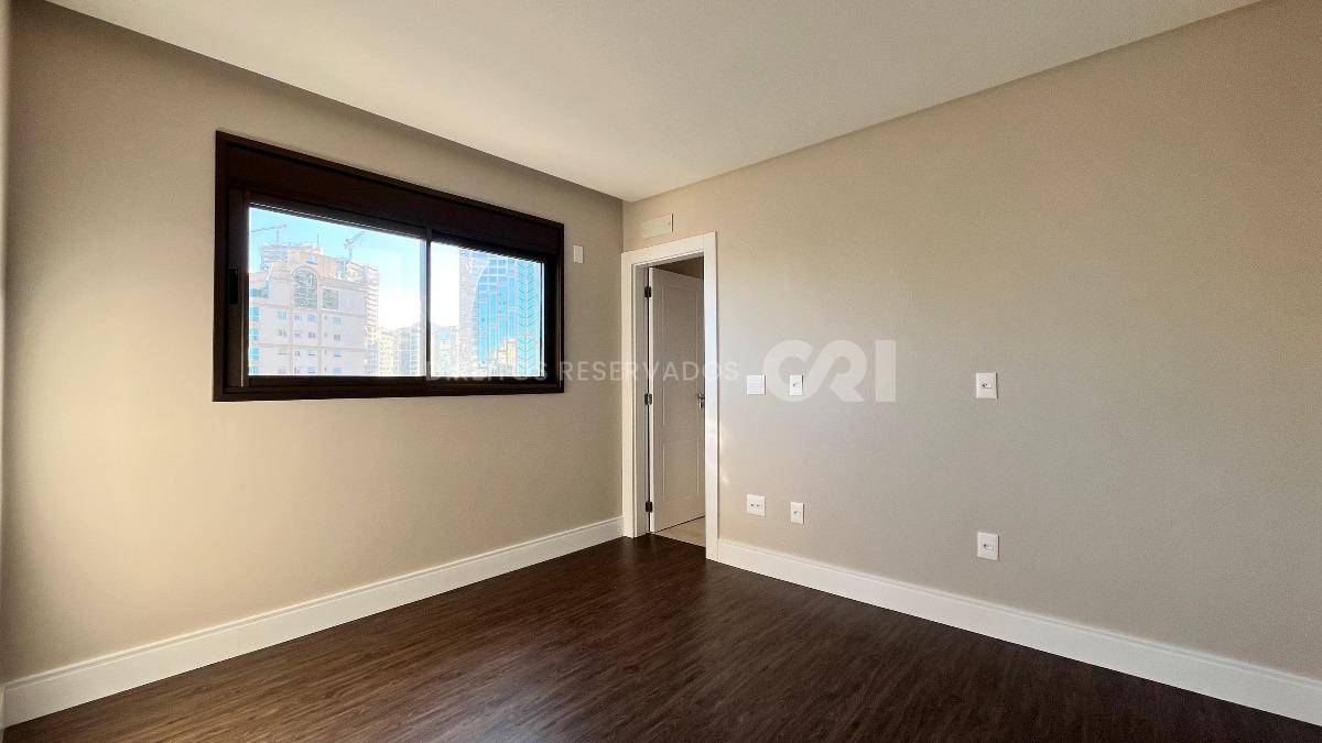 Apartamento com 4 Suítes no Residencial George VI no Canto da Praia em Itapema