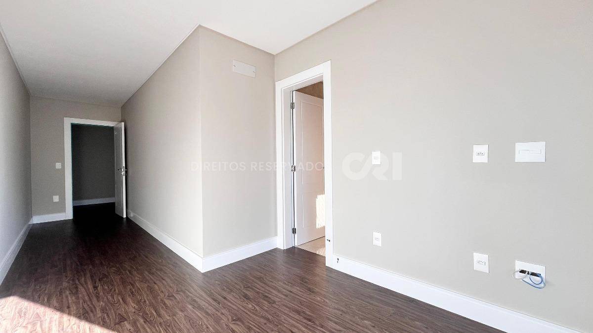 Apartamento com 4 Suítes no Residencial George VI no Canto da Praia em Itapema