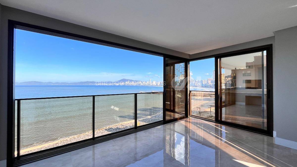 Apartamento com 4 Suítes no Residencial George VI no Canto da Praia em Itapema