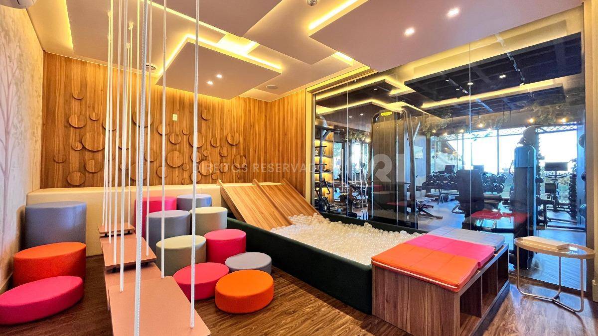 Apartamento com 4 Suítes no Residencial George VI no Canto da Praia em Itapema