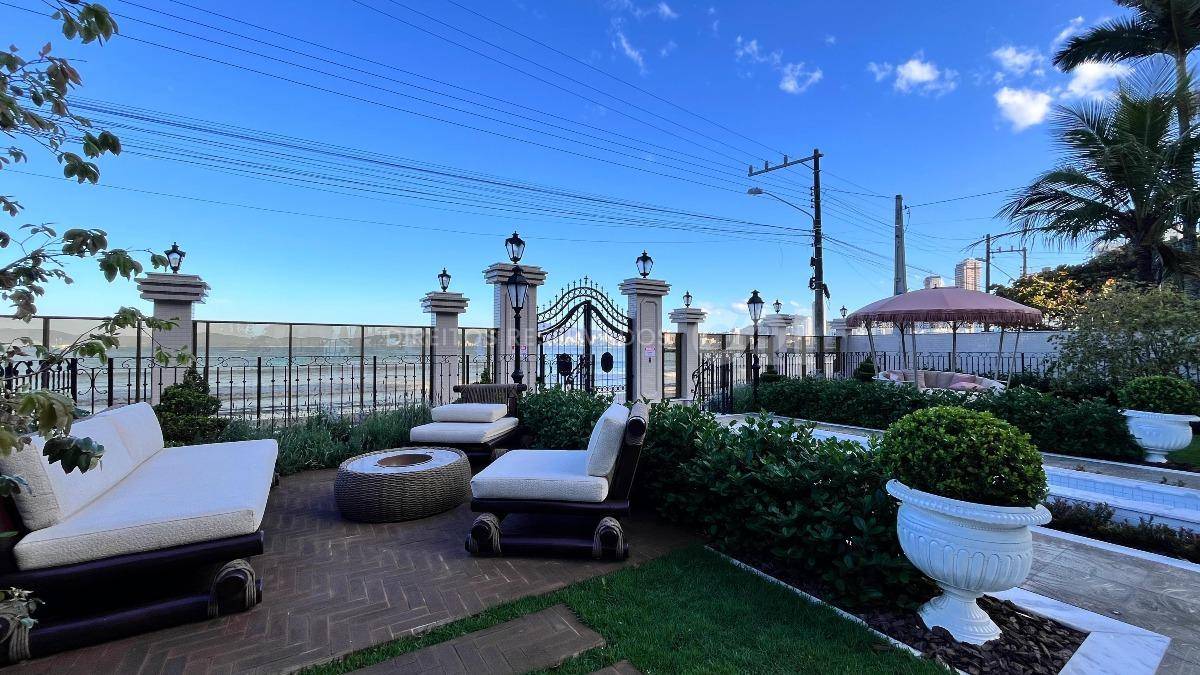 Apartamento com 4 Suítes no Residencial George VI no Canto da Praia em Itapema