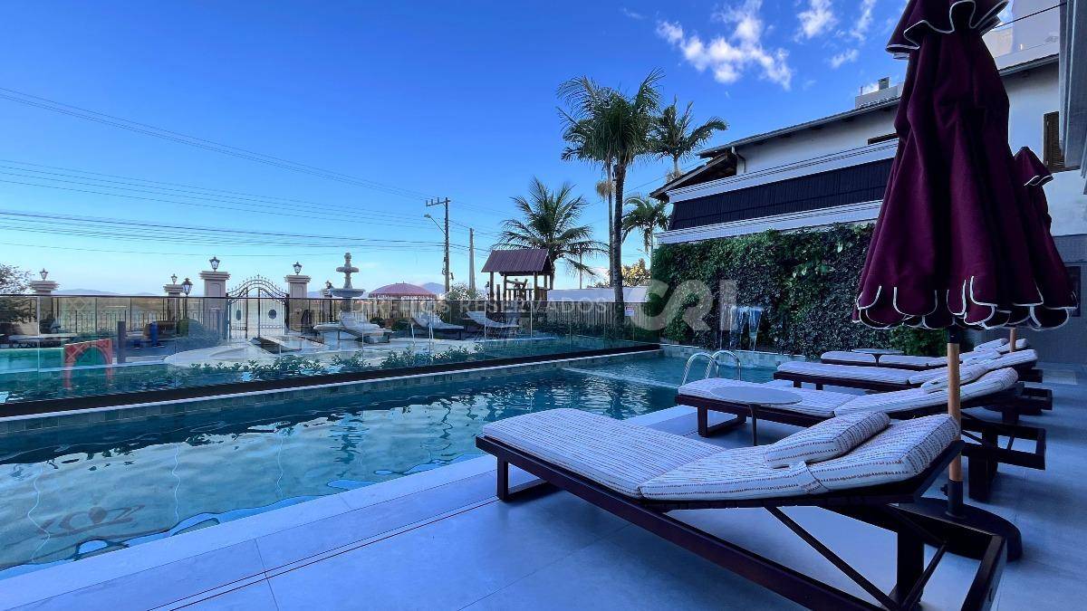 Apartamento com 4 Suítes no Residencial George VI no Canto da Praia em Itapema