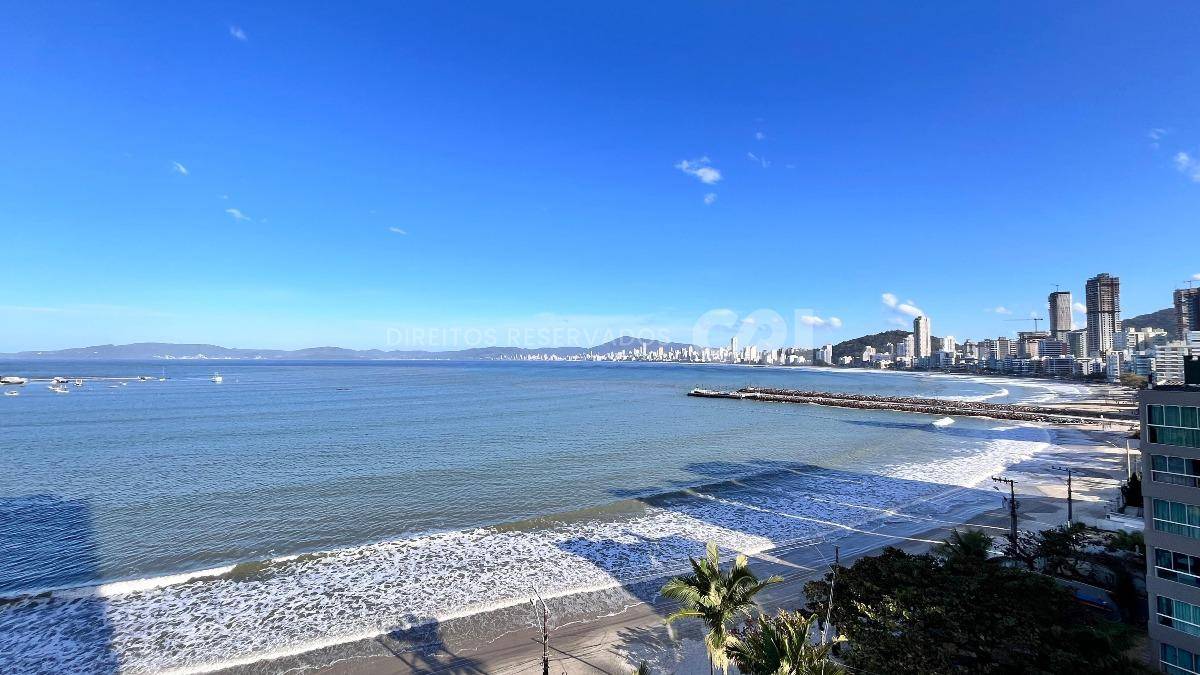 Apartamento com 4 Suítes no Residencial George VI no Canto da Praia em Itapema