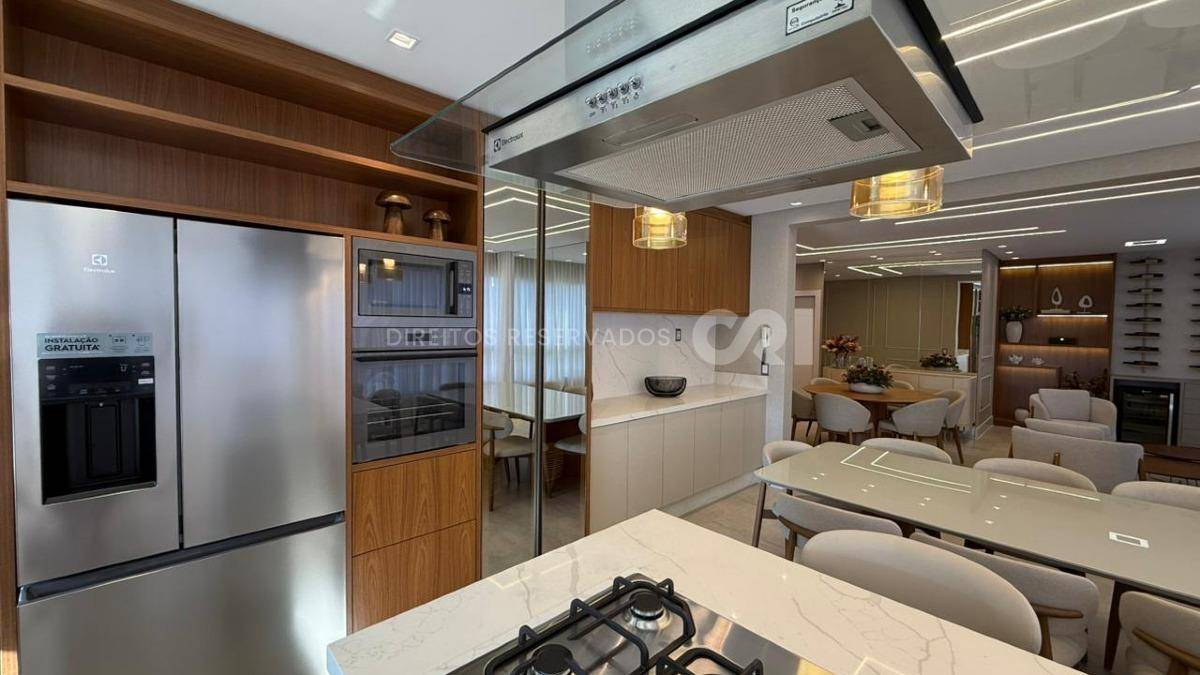 Apartamento quadra mar com 4 suítes no Residencial Milano na Meia Praia Itapema
