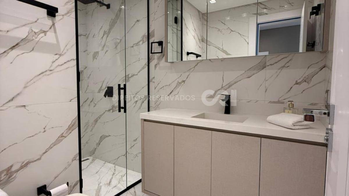 Apartamento quadra mar com 4 suítes no Residencial Milano na Meia Praia Itapema