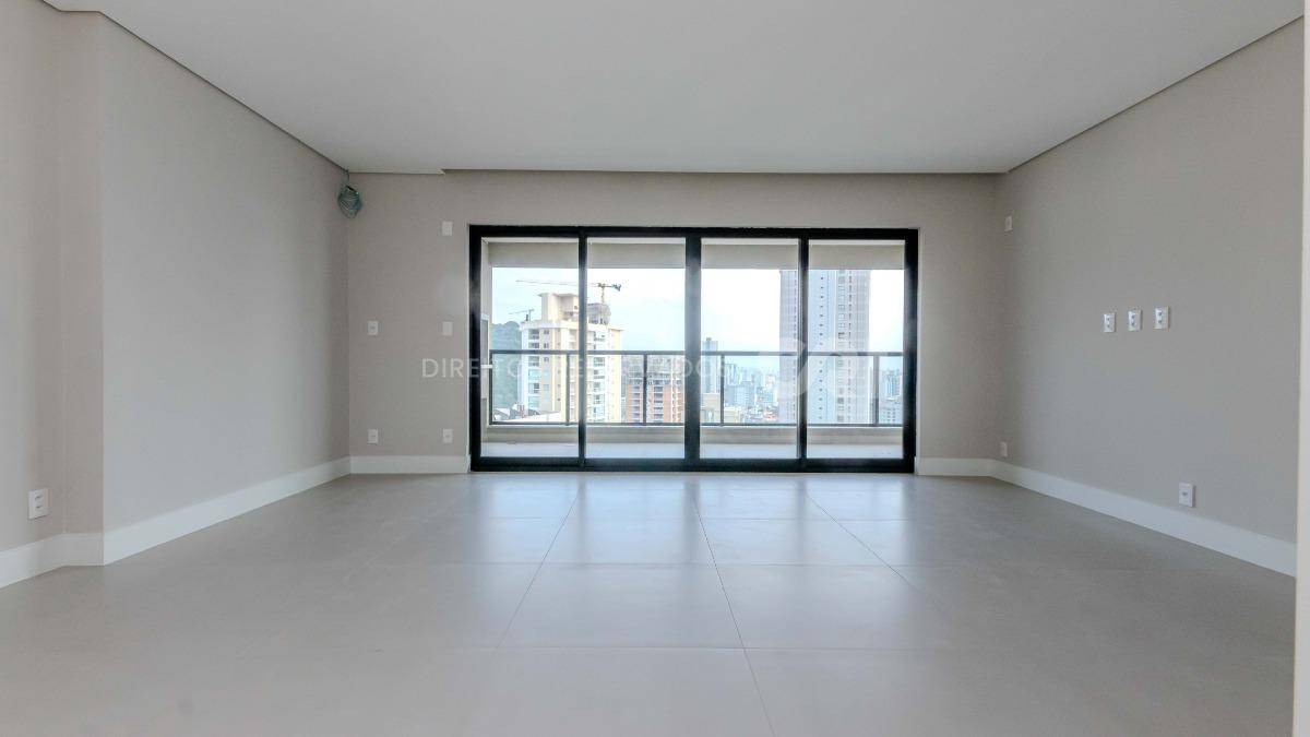 Apartamento com 3 suítes no Edifício Barão de Albuquerque no bairro Fazenda em Itajaí