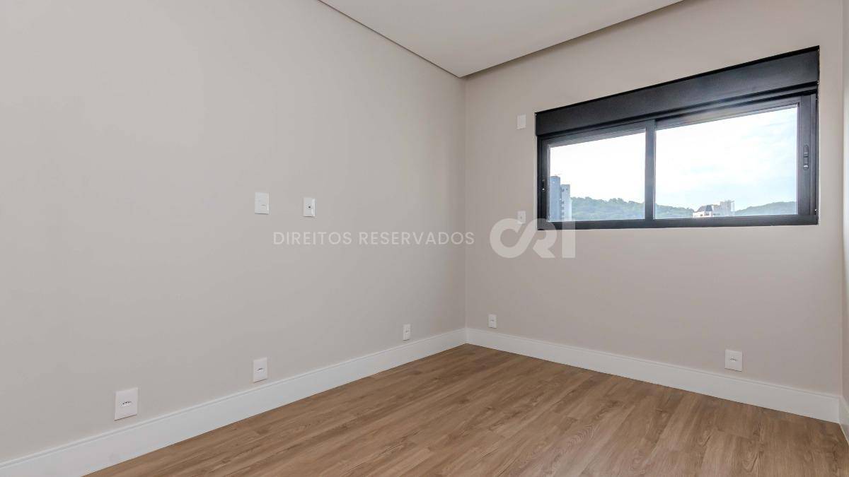 Apartamento com 3 suítes no Edifício Barão de Albuquerque no bairro Fazenda em Itajaí