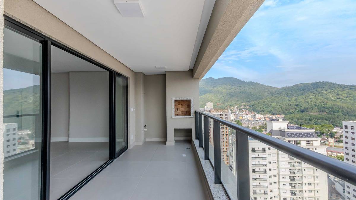 Apartamento com 3 suítes no Edifício Barão de Albuquerque no bairro Fazenda em Itajaí