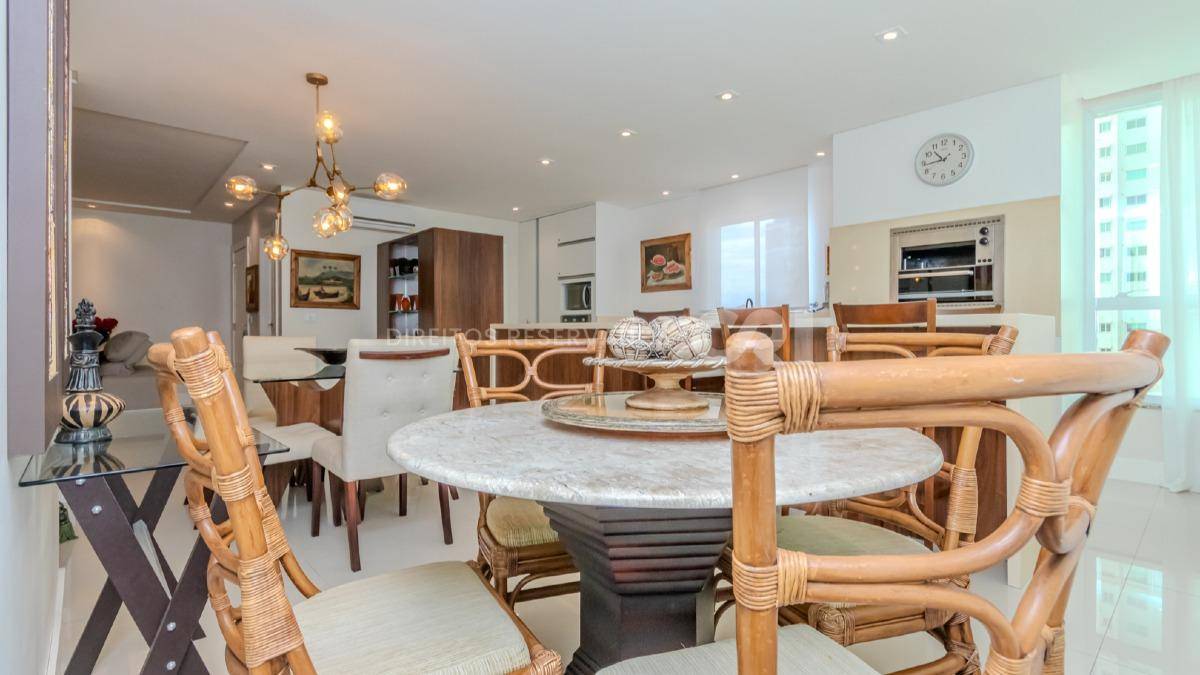Apartamento com 4 Suítes no Lumiére Residence na Meia Praia em Itapema