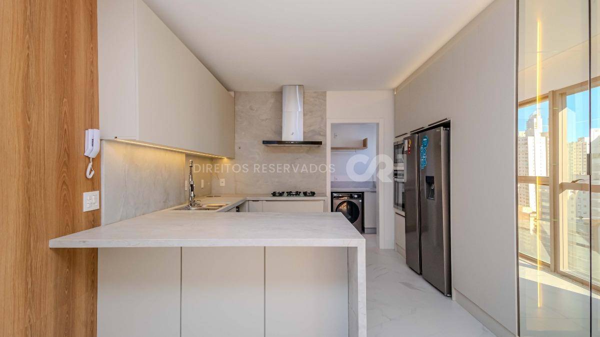  Apartamento com 3 suítes no Las Brisas Residence no Bairro Pioneiros em Balneário Camboriú 