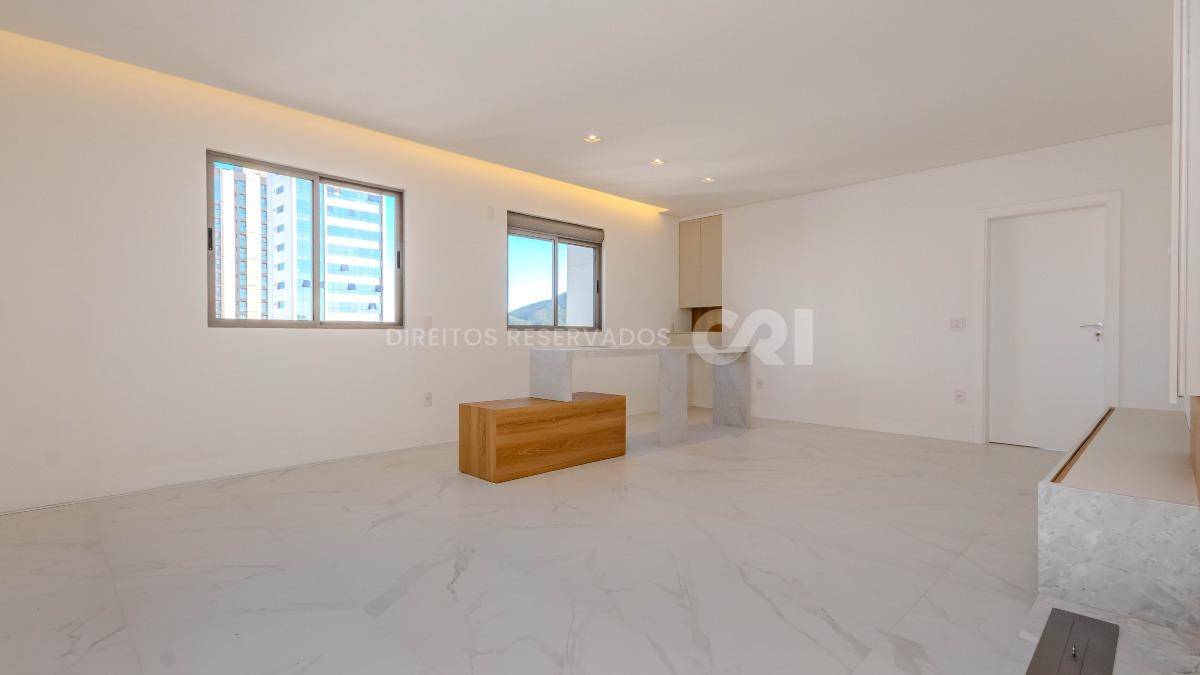  Apartamento com 3 suítes no Las Brisas Residence no Bairro Pioneiros em Balneário Camboriú 