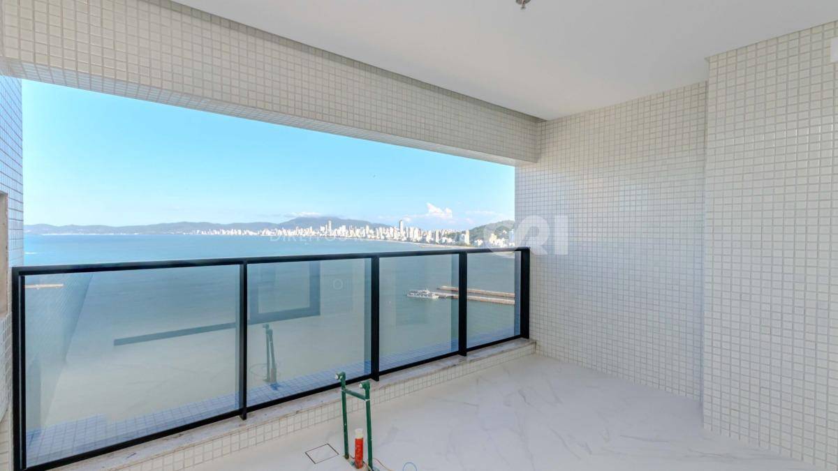 Apartamento com 4 suítes no Number One Tower Frente Mar no Centro em Itapema