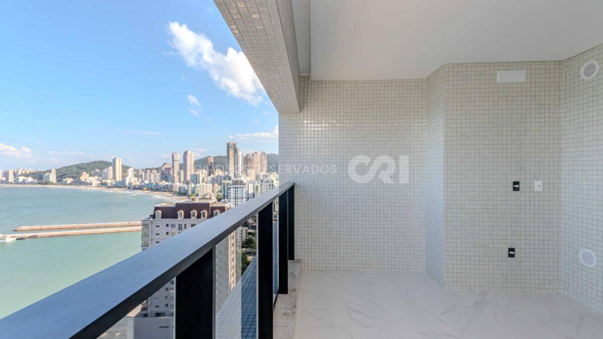 Apartamento com 4 suítes no Number One Tower Frente Mar no Centro em Itapema