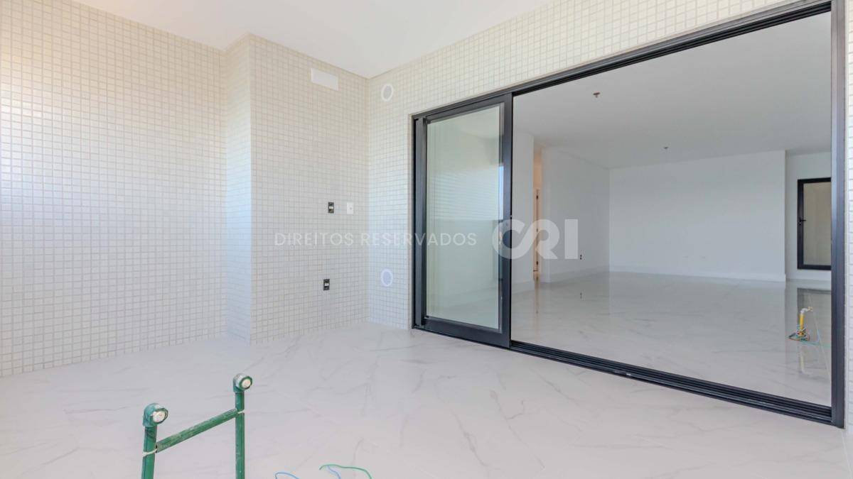 Apartamento com 4 suítes no Number One Tower Frente Mar no Centro em Itapema