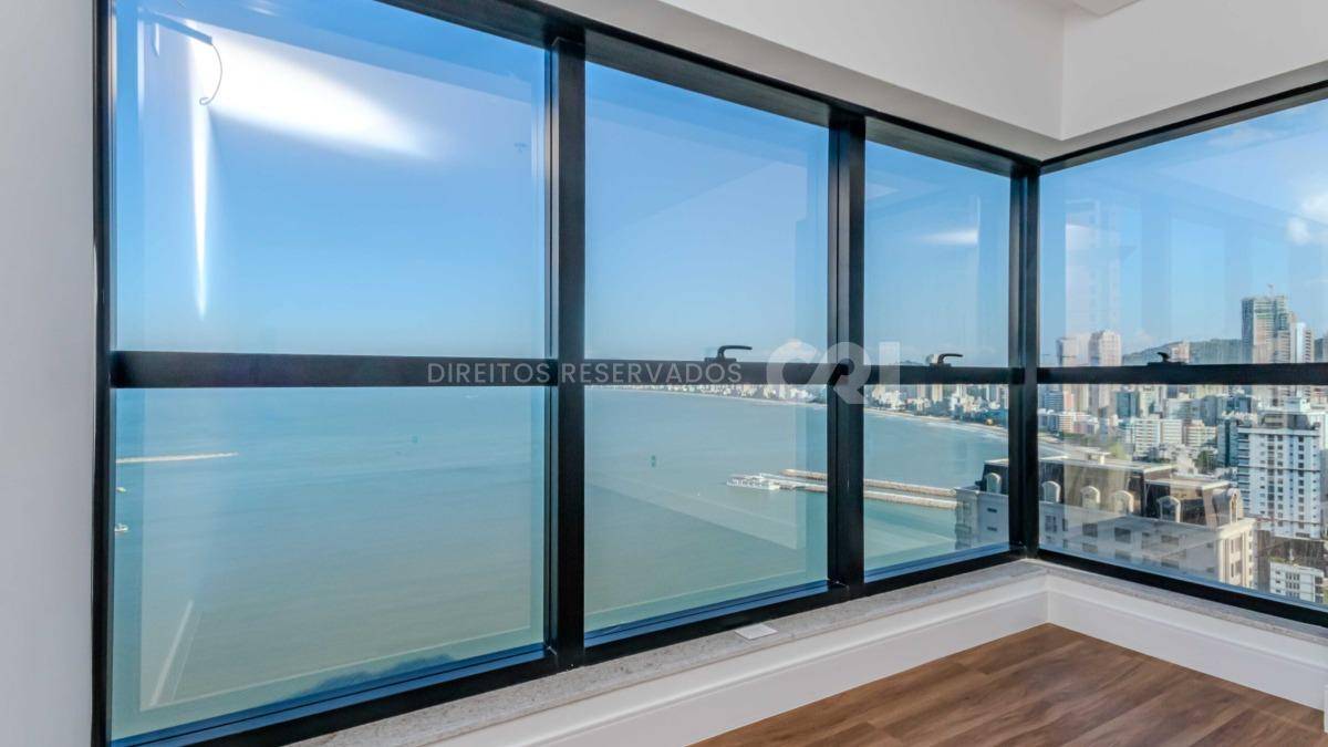 Apartamento com 4 suítes no Number One Tower Frente Mar no Centro em Itapema