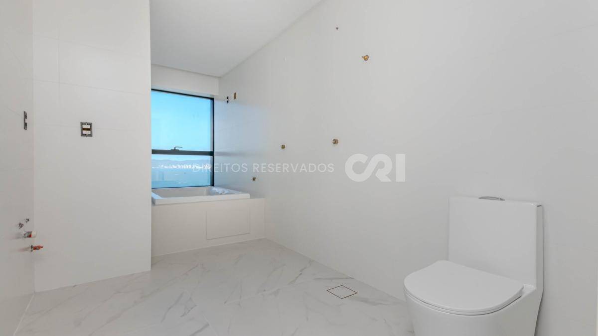 Apartamento com 4 suítes no Number One Tower Frente Mar no Centro em Itapema
