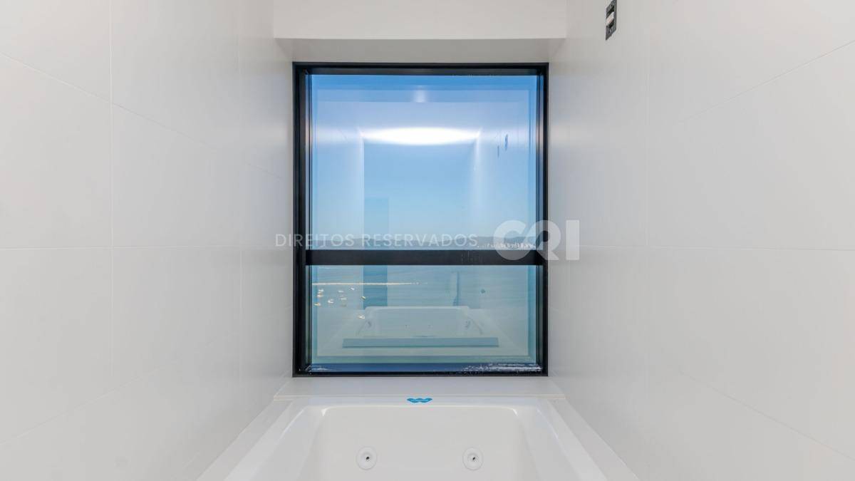 Apartamento com 4 suítes no Number One Tower Frente Mar no Centro em Itapema