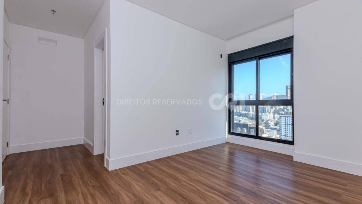 Apartamento com 4 suítes no Number One Tower Frente Mar no Centro em Itapema