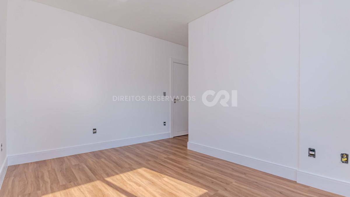 Apartamento com 4 suítes no Number One Tower Frente Mar no Centro em Itapema