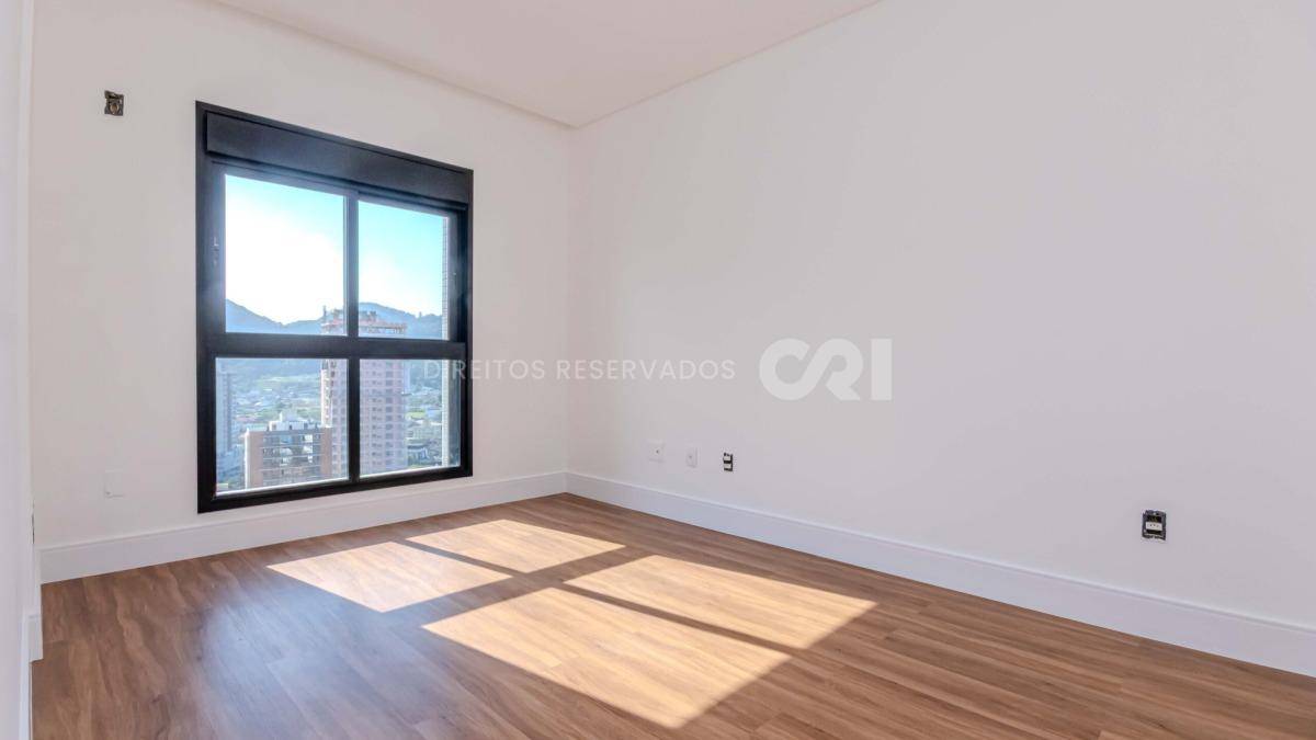 Apartamento com 4 suítes no Number One Tower Frente Mar no Centro em Itapema
