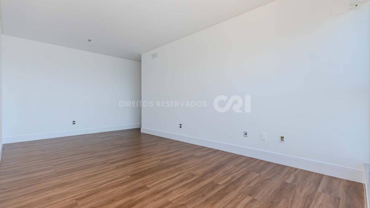 Apartamento com 4 suítes no Number One Tower Frente Mar no Centro em Itapema