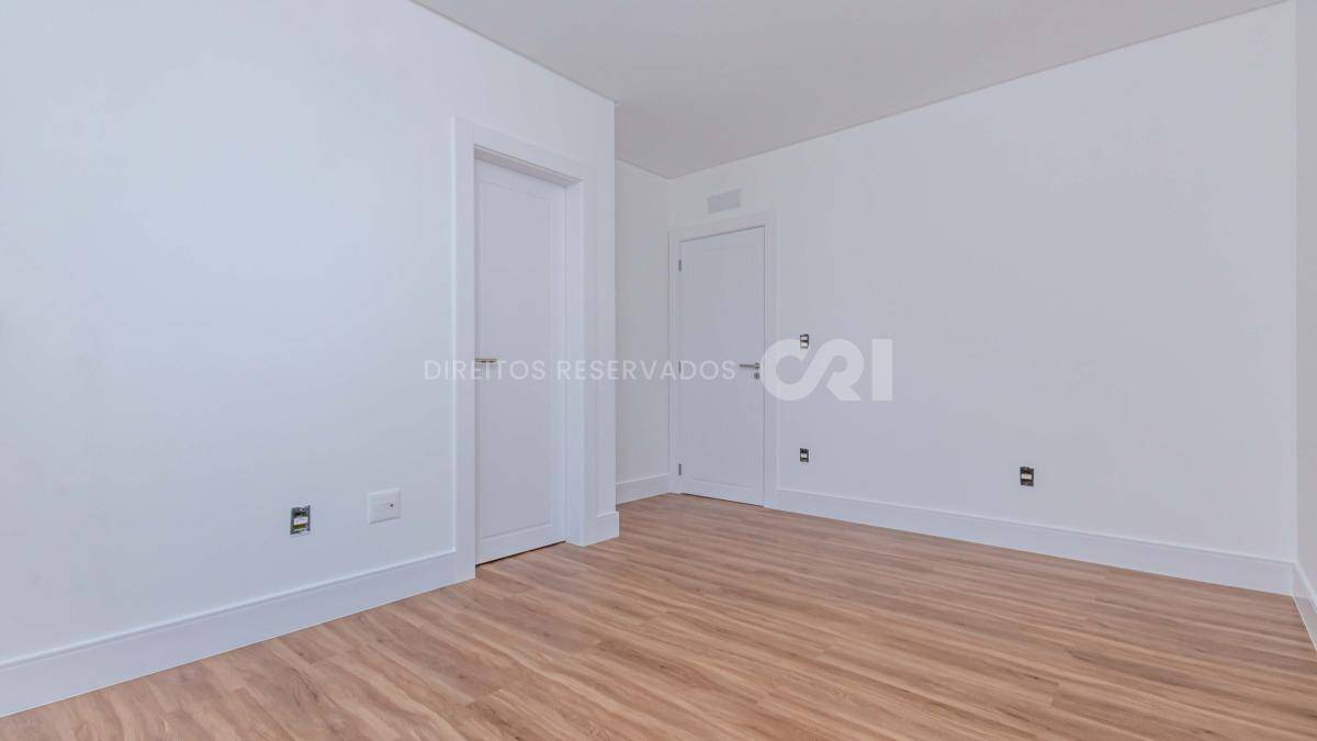 Apartamento com 4 suítes no Number One Tower Frente Mar no Centro em Itapema